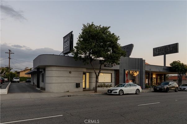 Attached, Exterior, Facade, Modern