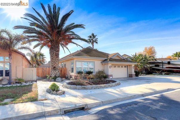 Attached, Exterior, Facade, Ranch