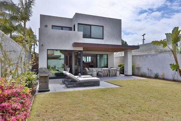 Backyard, Exterior, Facade, Modern