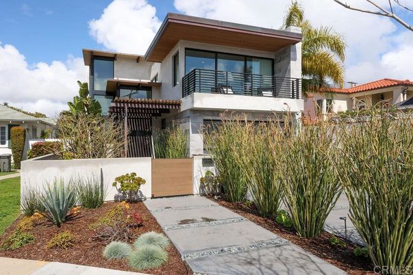 Exterior, Facade, Modern