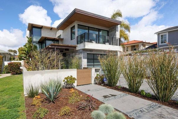 Backyard, Exterior, Facade, Modern