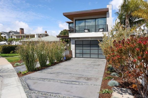 Attached, Exterior, Facade, Modern