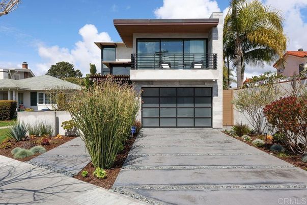 Attached, Exterior, Facade, Modern
