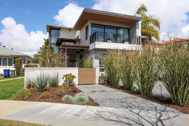 Backyard, Exterior, Facade, Modern