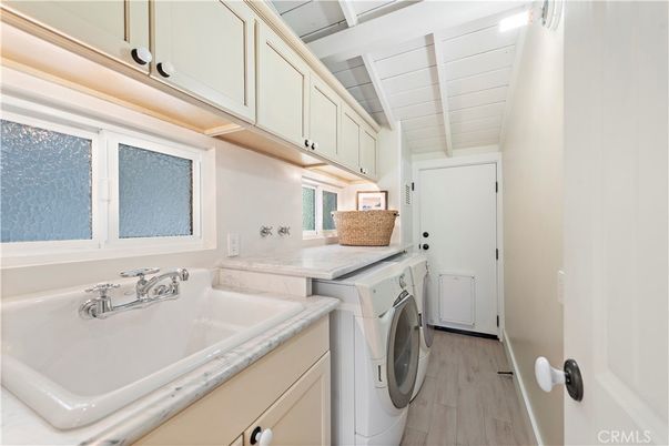 Interior, Washer, Wood Texture Flooring