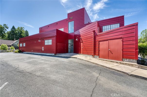 Exterior, Facade, Modern