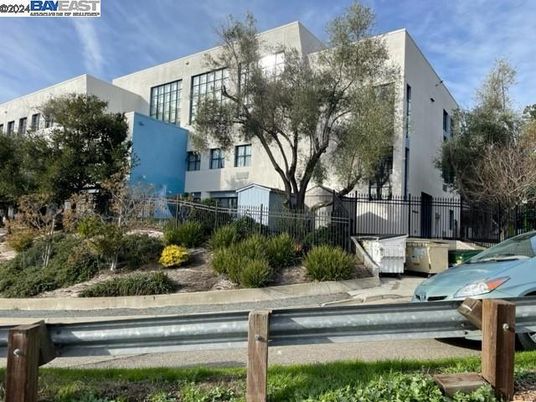 Exterior, Facade, Modern