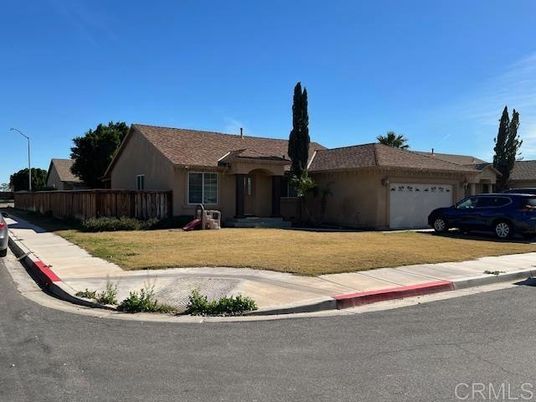 Attached, Exterior, Facade, Ranch