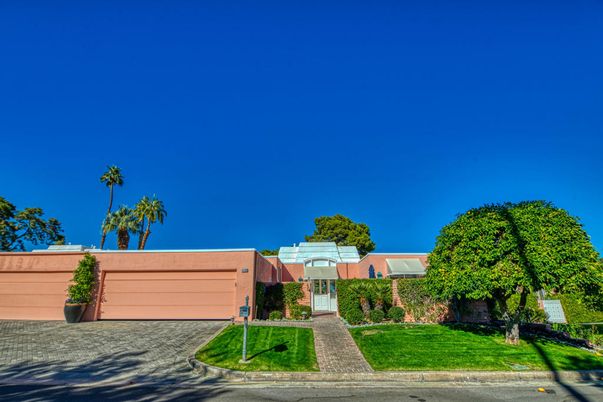 Exterior, Facade, Modern