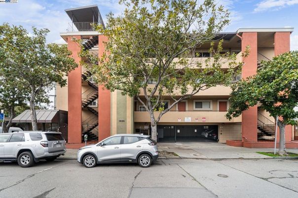 Exterior, Facade, Modern