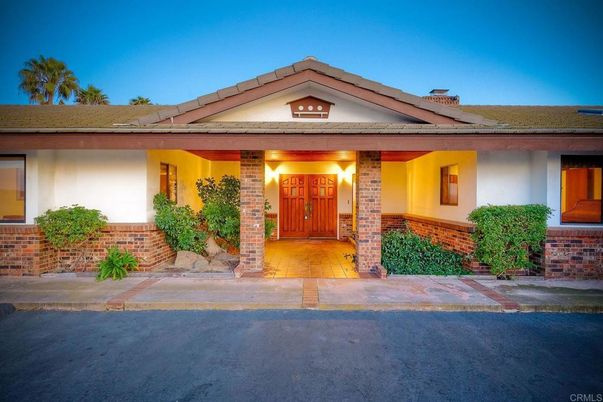 Exterior, Facade, Ranch