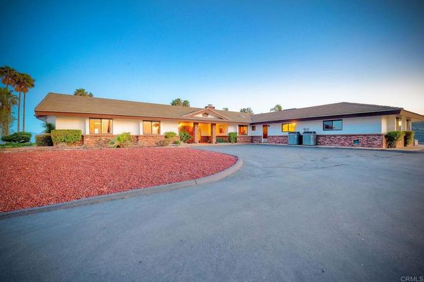 Exterior, Facade, Ranch