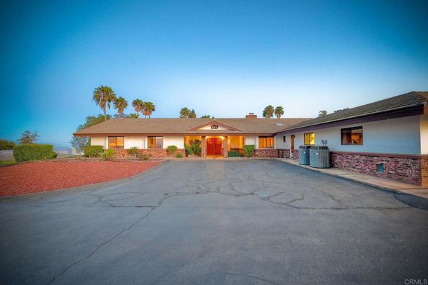 Exterior, Facade, Ranch