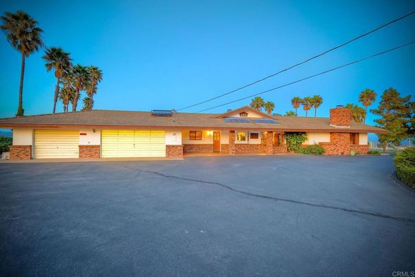 Attached, Exterior, Facade, Ranch