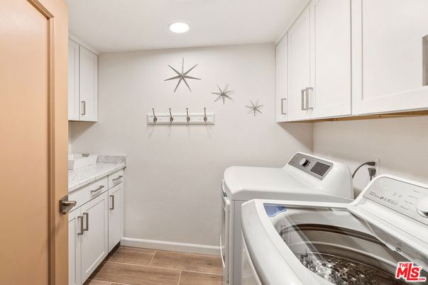 Interior, Recessed Lighting, Washer, Wood Texture Flooring
