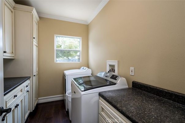 Interior, Washer, Wood Texture Flooring