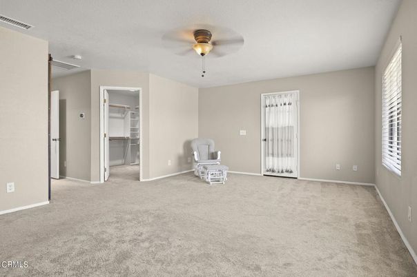 Empty room, Interior