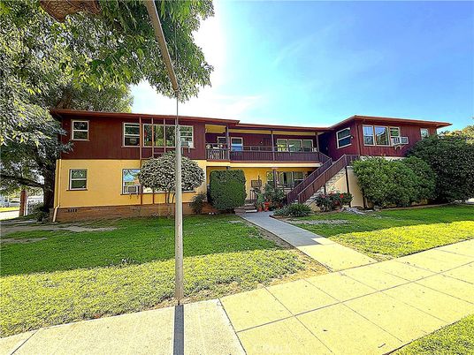 Exterior, Facade, Raised Ranch
