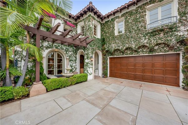 Attached, Exterior, Facade, Mediterranean