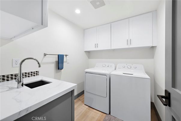 Interior, Recessed Lighting, Washer, Wood Texture Flooring