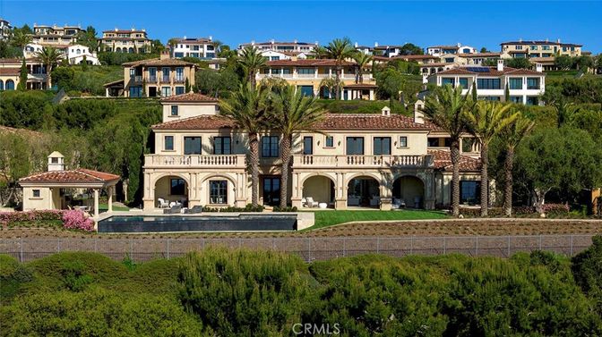 Exterior, Facade, Pool, Mediterranean