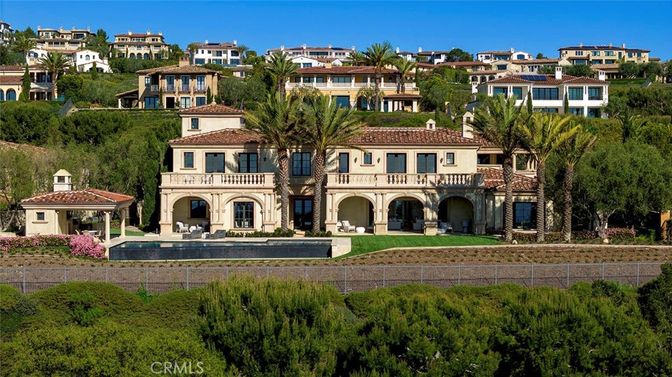 Exterior, Facade, Pool, Mediterranean