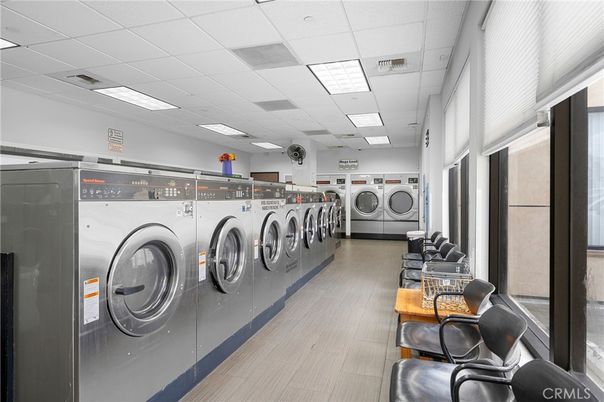 Interior, Recessed Lighting, Washer, Wood Texture Flooring