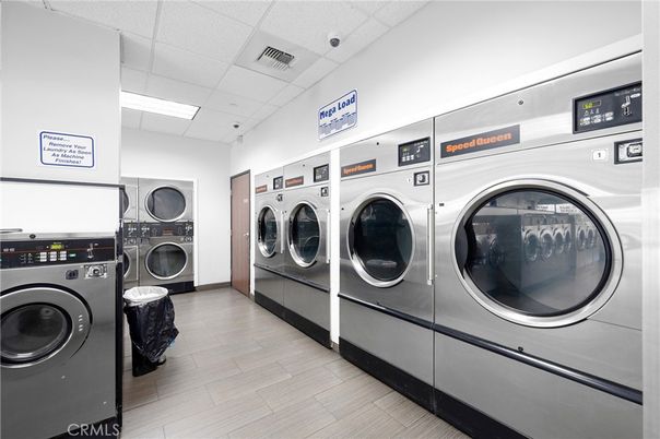 Interior, Recessed Lighting, Washer, Wood Texture Flooring