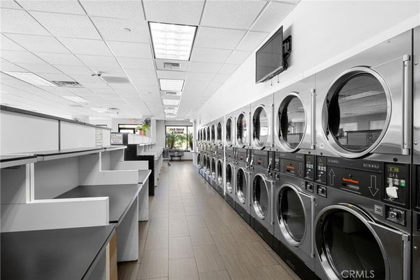 Interior, Recessed Lighting, Washer, Wood Texture Flooring