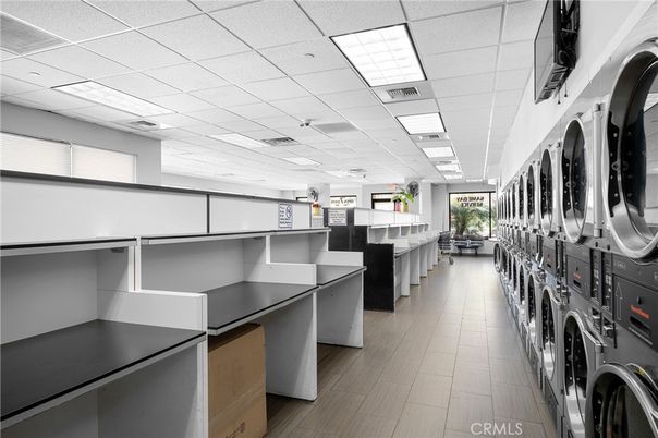 Interior, Recessed Lighting, Washer, Wood Texture Flooring