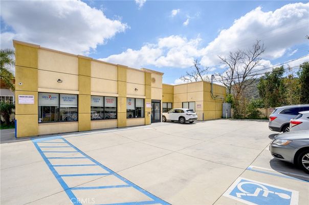 Exterior, Facade, Modern