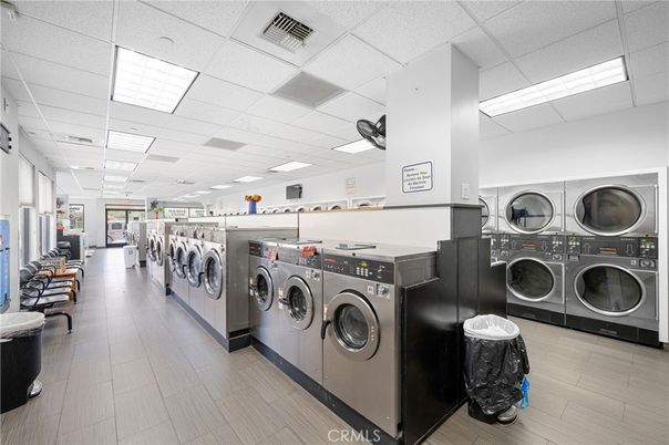 Interior, Recessed Lighting, Washer, Wood Texture Flooring