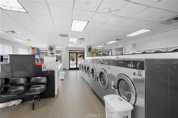 Interior, Recessed Lighting, Washer, Wood Texture Flooring