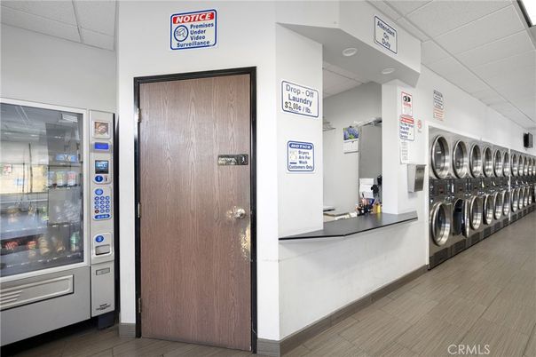 Interior, Washer, Wood Texture Flooring