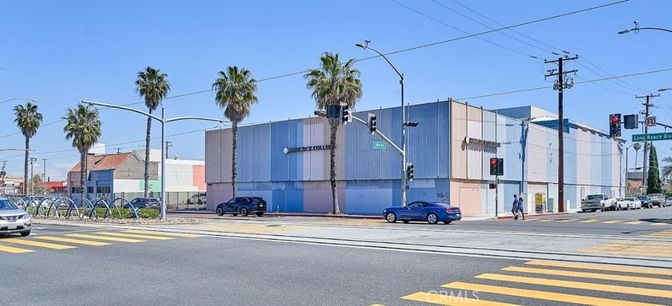 Exterior, Facade, Modern