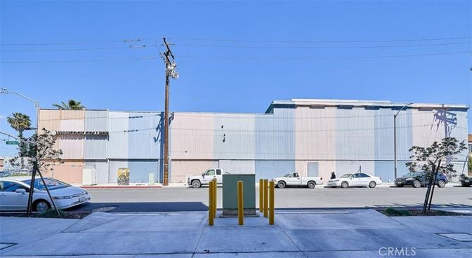Exterior, Facade, Modern