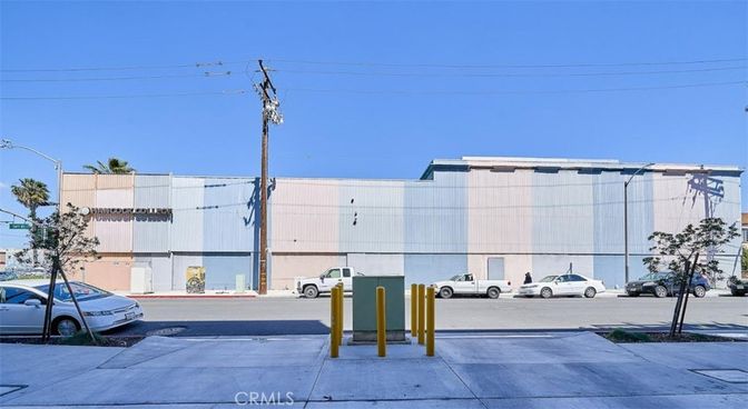 Exterior, Facade, Modern