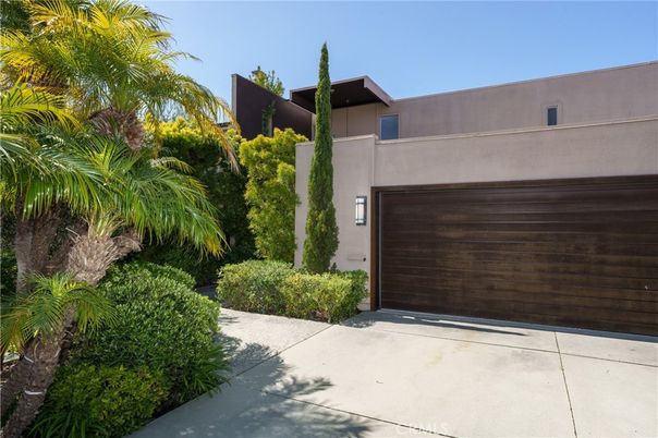 Attached, Exterior, Facade, Modern