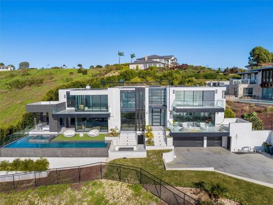 Exterior, Facade, Pool, Modern