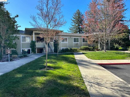 Exterior, Facade, Ranch