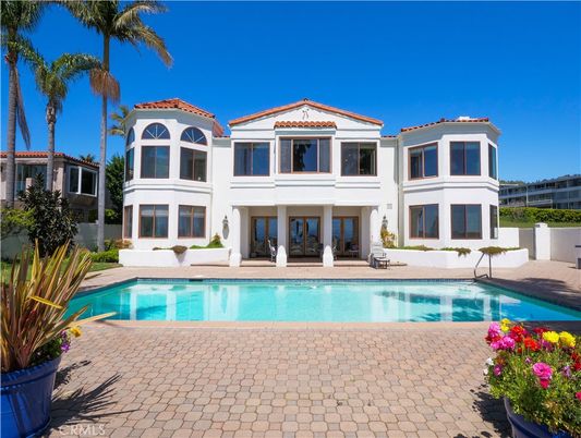 Exterior, Facade, Pool, Mediterranean