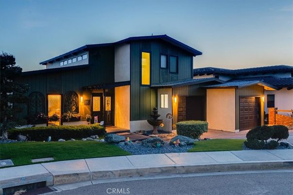 Attached, Exterior, Facade, Modern