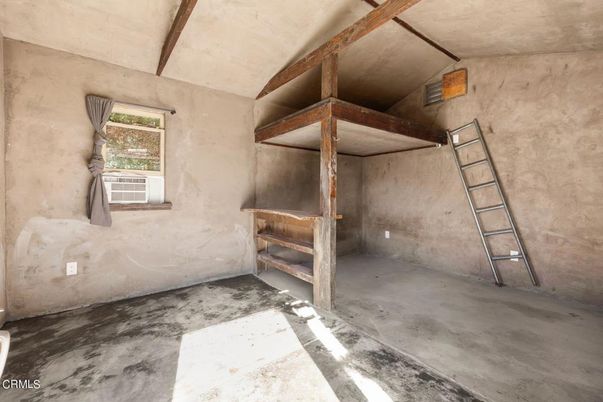 Empty room, Interior, Wooden Beams