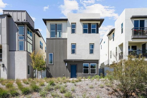 Exterior, Facade, Modern