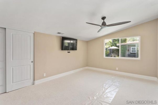 Empty room, Interior