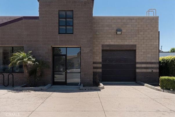 Attached, Exterior, Facade, Modern
