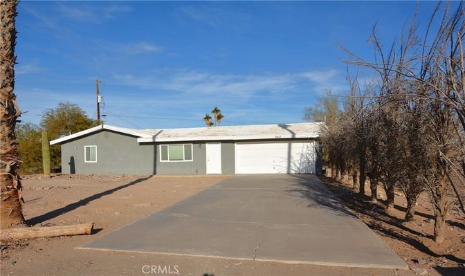 Attached, Exterior, Facade, Ranch