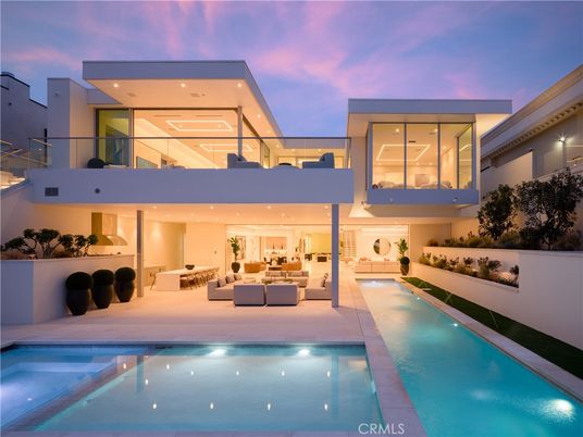 Exterior, Facade, Pool, Modern
