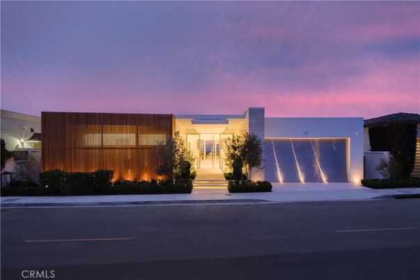 Attached, Exterior, Facade, Modern