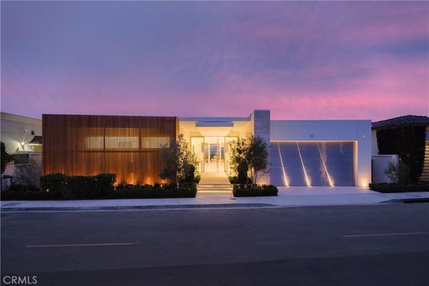 Attached, Exterior, Facade, Modern